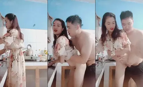 Em đang nấu ăn anh kéo váy lên đụ ngay tại bếp